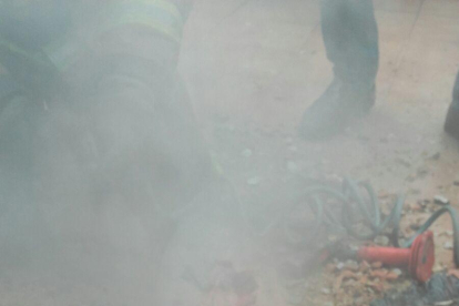 Imatge l'octubre del 2016, on el fum surt per un forat fet al terra.