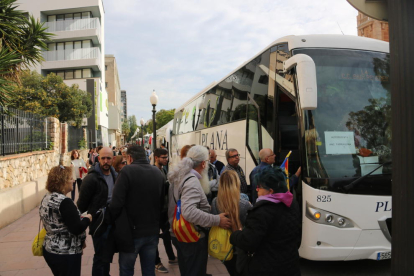 Pla mig d'un grup de passatgers esperant per pujar a l'autobús a Tarragona l'11 de novembre de 2017