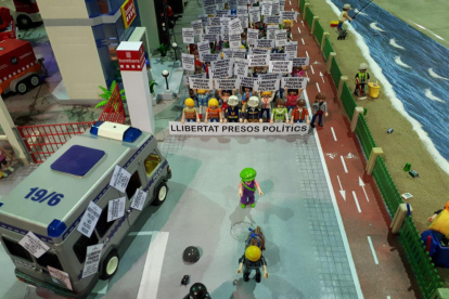 Pla obert de la maqueta que representa la manifestació contra els empresonaments a Expoclick Amposta. Imatge publicada el 12 de novembre de 2017
