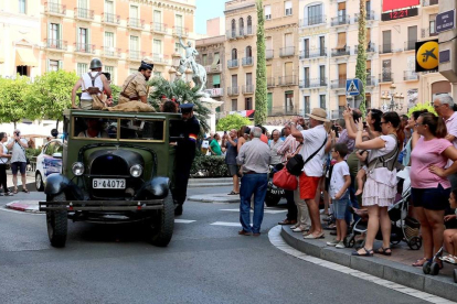 Un camió en la marxa al front, amb milicians, davant d'una multitud d'espectadors de la recreació a Reus