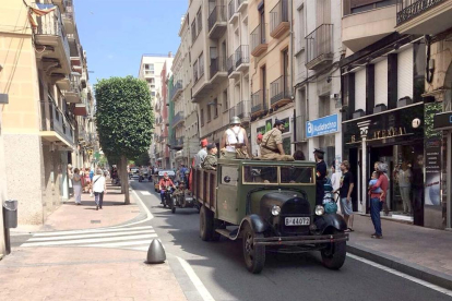 Un camió amb miliciants deixant enrere la plaça Prim.