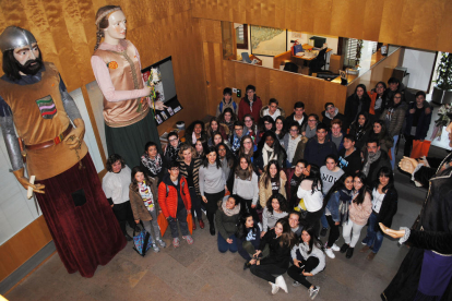 Imatge de la visita dels alumnes del centre francès a l'Ajuntament de Vila-seca.