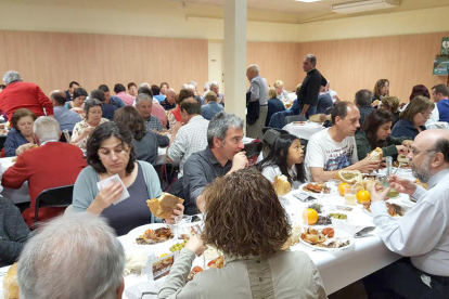 Imatge de la sala on es va celebrar el dinar, plena de comensals.