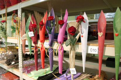 Varias rosas con envoltorios de colores expuestos a Mercabarna.
