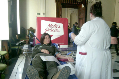 Un agent rural donant sang a l'Ajuntament de Tarragona.