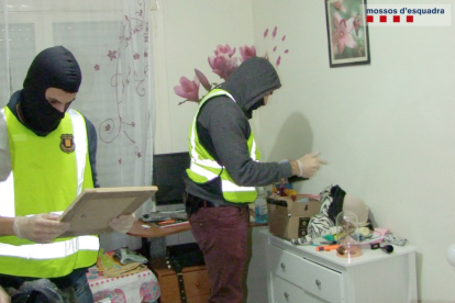 Imatge dels agents durant el registre al pis del barri del Carme a Reus.