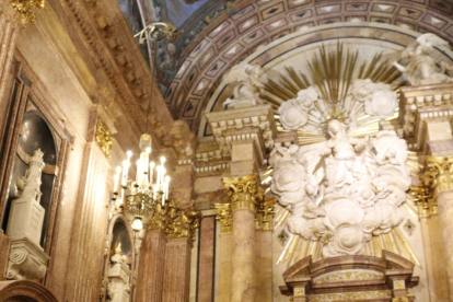 Imatge del nou reliquiari de la Cinta en primer terme amb la capella de l'altar de la Cinta de la catedral de Tortosa al fons.