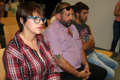 Plano conjunto de los condenados por la agresión en las animalistas del Mas de Barberans en el banquillo de los acusados.