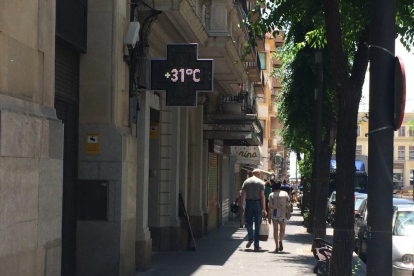 En la calle Canyelles de Tarragona, el termómetro marcaba 31 grados el mediodía de este jueves.