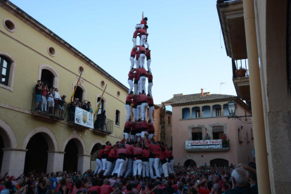 5de9f de la Colla Vella dels Xiquets de Valls a la Diada de les Cultures celebrada a la plaça del Pou.