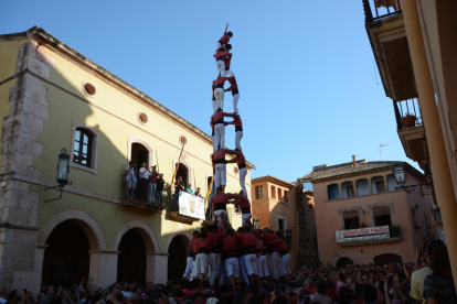 3de9f de la Colla Vella dels Xiquets de Valls a la Diada de les Cultures celebrada a la plaça del Pou.