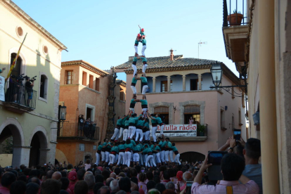 2defm dels Castellers de Vilafranca a la Diada de les Cultures celebrada a la plaça del Pou.