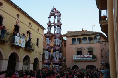 5de8 dels Xiquets de Tarragona a la Diada de les Cultures celebrada a la plaça del Pou.