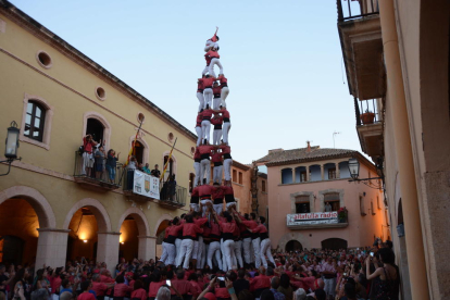 4de9f de la Colla Vella dels Xiquets de Valls a la Diada de les Cultures celebrada a la plaça del Pou.