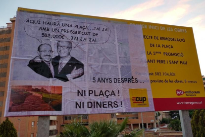 Al cartell hi apareixen l'exregidor Alejandro Fernández i l'alcalde Josep Fèlix Ballesteros.