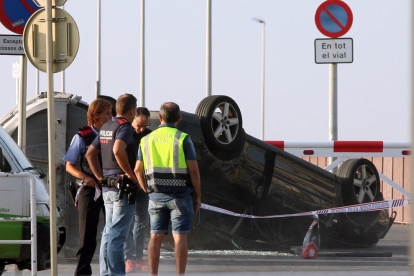 Imagen del vehículo en que circulaban los cinco terroristas, que quedó volcado.