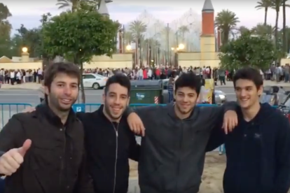 Cuatro jóvenes que se conocieron a través de la plataforma y viajaron a la Feria de la Cerveza de Jerez.