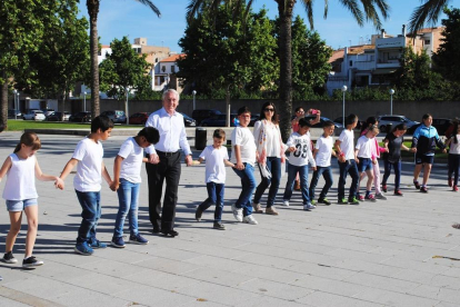 El alcalde de Vila-seca, Josep Poblet, en el Baile de Sardanas junto a los escolares del municipio.