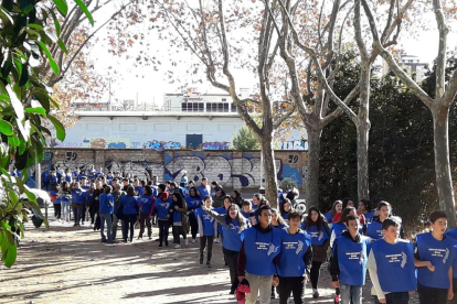 Imatge de l'alumnat de l'Institut Baix Camp durant la caminada solidària.