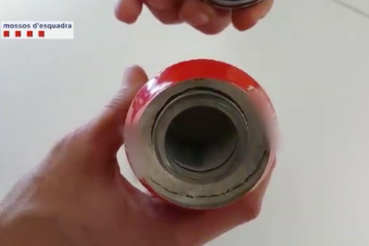 Un vídeo de Mossos d'Esquadra muestra la manipulación de las latas.