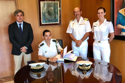 Imatge de la visita protocolària del comandant del vaixell francès Montcalm a la  seu de la subdelegació del Govern a Tarragona.