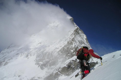 Un alpinista en los Alpes.