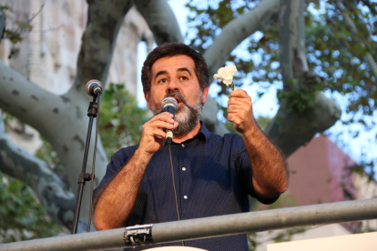 El president de l'ANC, Jordi Sánchez, dirigint-se al públic amb un clavell blanc a la mà, el 22 de setembre.