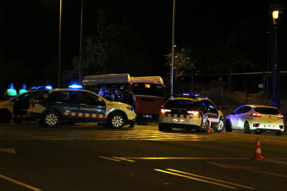 El control policial ubicat a la sortida de la Diagonal, a l'alçada d'Esplugues, on un conductor va atropellar una agent dels Mossos d'Esquadra.