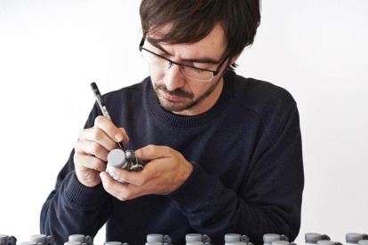 Emilio García pintando granadas-cerebro, que vende por todo el mundo.