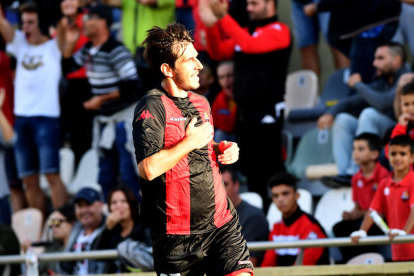 Dejan Lekic celebra el seu primer gol amb la samarreta roig-i-negra davant els més de 2.000 espectadors de l'Estadi Municipal.