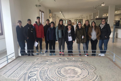 Los alumnos y las profesoras durante la visita a Grecia.