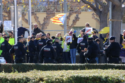 Imatge dels manifestants reunits davant el TAS on té lloc el míting del PP