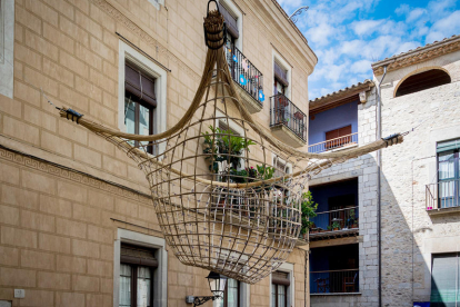L'obra ret homenatge a l'escultura de Josep Maria Subirachs coneguda com L'arquitecte, que es troba en aquest indret, i al propi espai urbà.