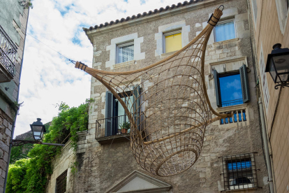 La obra rinde homenaje a la escultura de Josep Maria Subirachs conocida como L'arquitecte, que se encuentra en este lugar, y al propio espacio urbano.