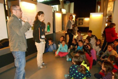 Imagen de una visita de la escuela Tres Pins de Barcelona, donde se enseña de manera bilingüe, entre lengua oral y lengua de signos.