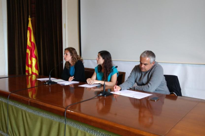 Laia Estrada, Eva Miquel i Jordi Martí, durant la roda de premsa celebrada a l'Ajuntament.
