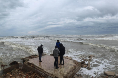 Pla obert d'una platja de Deltebre afectada pel temporal. Imatge del 21 de gener de 2017