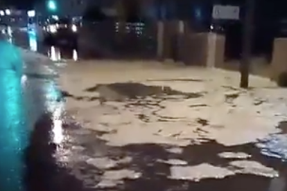 Imagen del vídeo donde se puede ver la suciedad del agua.