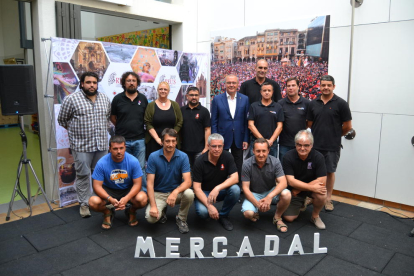 Foto de família de l'alcalde de Reus i la regidora de Cultura, amb presidents i caps de colla dels Xiquets de Reus i de les colles convidades a la Diada del Mercadal.