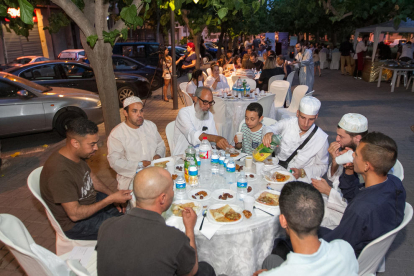 La plaza del Abad Oliba se llenó de familias para poder disfrutar del acto, organizado por la Asociación de Musulmanes de Reus y Comarca.