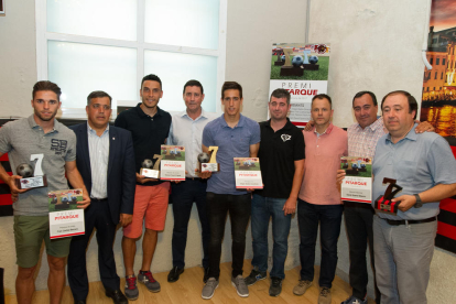 Imatge dels futbolistes del CF Reus guardonats recollint el premi.