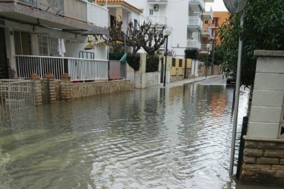 El agua ha inundado las calles.