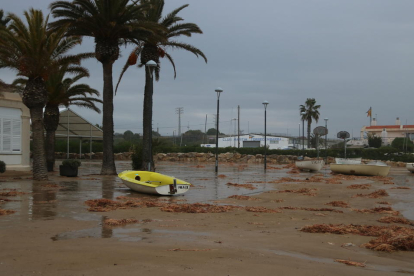 Pla obert de diverses barques afectades pel temporal a la platja de Torredembarra. Imatge del 22 de gener de 2017