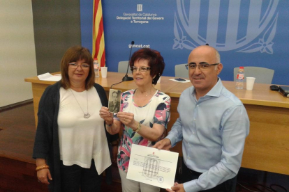 Herminia Garcia, al centre, acompanyada del delegat del Govern a Tarragona