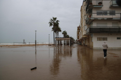 Pla obert de l'afectació del temporal a la platja de Torredembarra. Imatge del 22 de gener de 2017