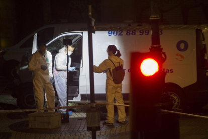 La policia científica treballant ahir amb la furgoneta de l'atemptat de les Rambles de Barcelona