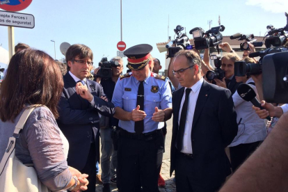 El responsable de Mossos, Boneta, señalando el lugar de los hechos a Puigdemont.
