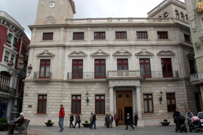 Façana de l'Ajuntament de Reus, situat a la plaça del Mercadal.