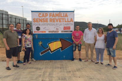 Fotografia de família dels empresaris de Calafell impulsors de la campanya 'Cap família sense revetlla'. Imatge del 16 de juny de 2017 (horitzontal)