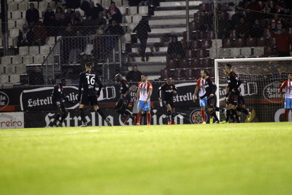 Stephane Emaná, a l'esquerra de la imatge després de marcar el gol que va suposar la victòria a Lugo.